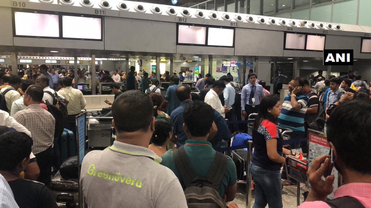 कोलकाता एयरपोर्ट का सर्वर खराब, लगभग 20 विमान प्रभावित, टिकट काउंटर पर भारी भीड़