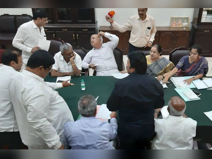 कर्नाटक /	कांग्रेस और जेडीएस के 12 विधायक स्पीकर से मिलने पहुंचे, इस्तीफा देने की अटकलें