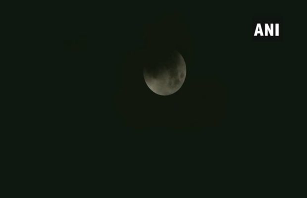 	149 साल बाद गुरु पूर्णिमा की रात लगा चंद्र ग्रहण, भारत समेत कई देशों में दिखा