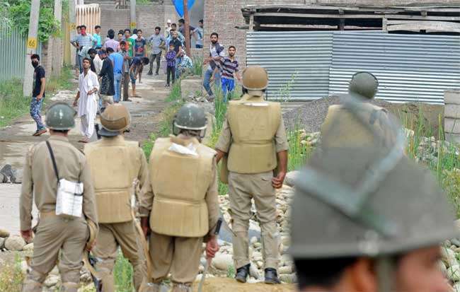 जम्मू-कश्मीर के सोपोर में लश्कर-ए-तैयबा के 8 आतंकी गिरफ्तार, पुलिस कर रही पूछताछ