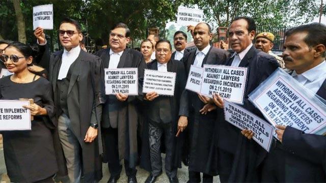DELHI/दिल्ली में वकीलों की हड़ताल जारी रहेगी, पुलिस के साथ तनाव खत्म करने के लिए हुई बैठक बेनतीजा