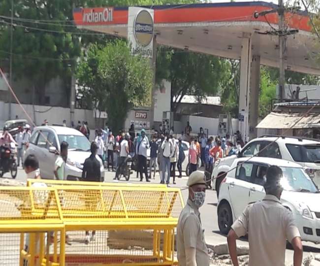  हरियाणा/ दिल्ली के मजदूरों को हरियाणा में एंट्री नहीं देने पर बवाल, पथराव में 5 पुलिसकर्मी जख्मी