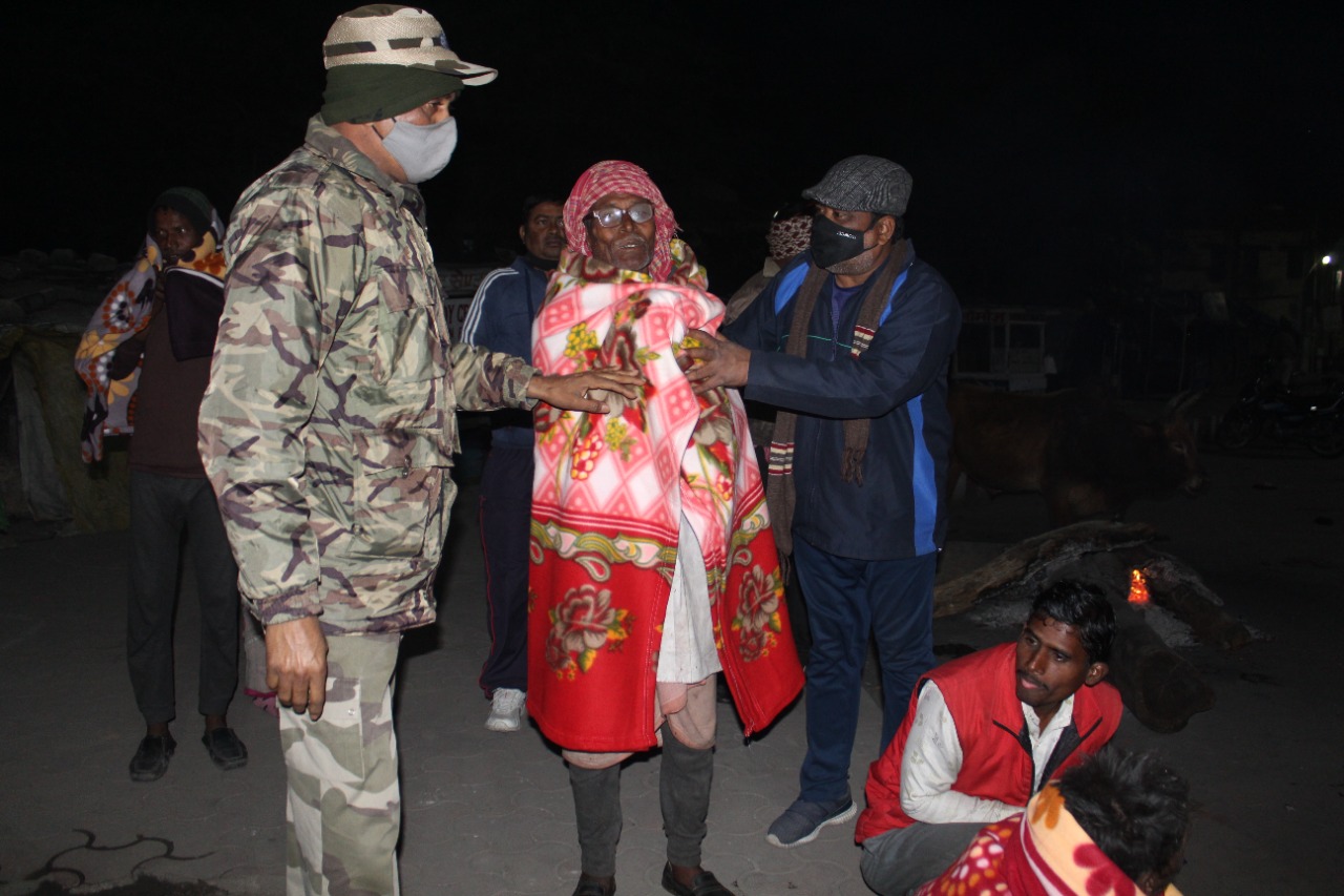 सीआईएसएफ यूनिट VSTPP विंध्यनगर के द्वारा गरीबों के बीच किया किया गया कंबल वितरित