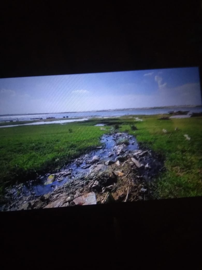 नरौली घाट पर गंगा नदी में गिर रहा नाले का पानी