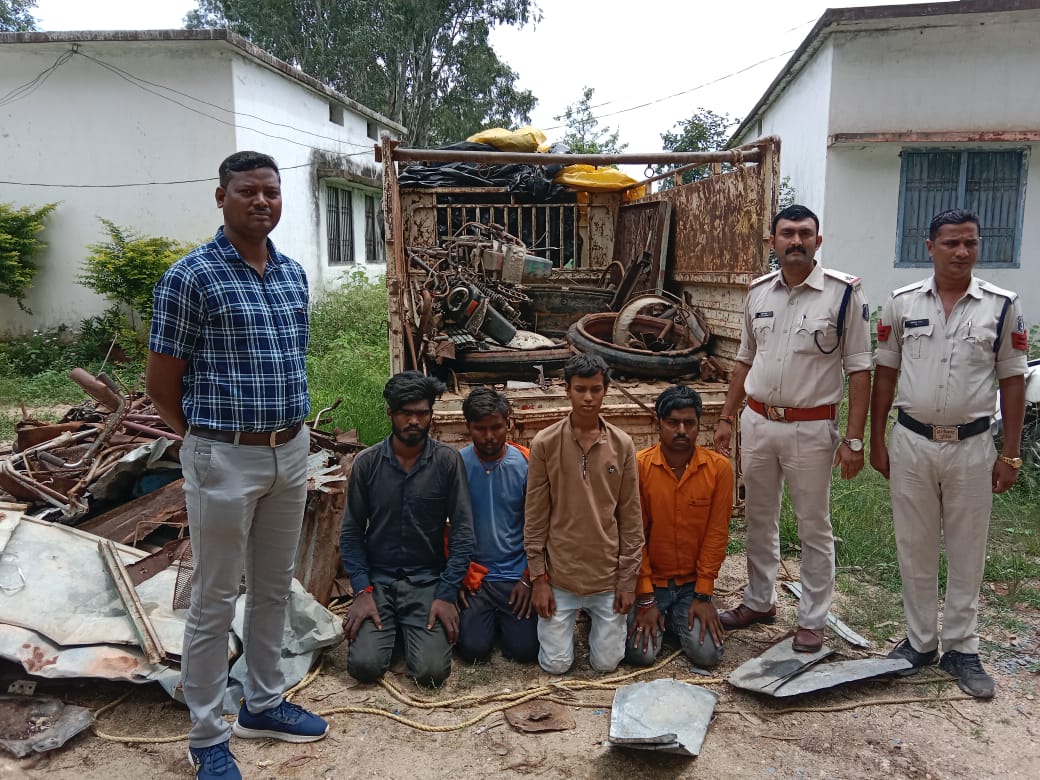 सूरजपुर जिले के चौकी रेवटी पुलिस ने कबाड़ सहित 4 को किया गिरफ्तार 