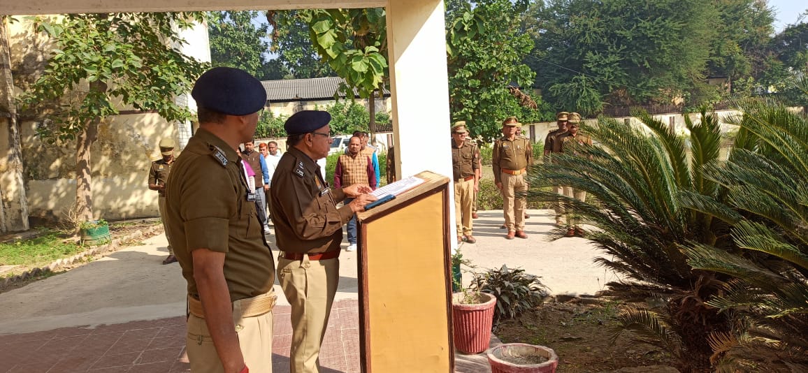 पुलिस अधीक्षक बलरामपुर ने संविधान दिवस के अवसर पर समस्त अधिकारियों को दिलायी शपथ