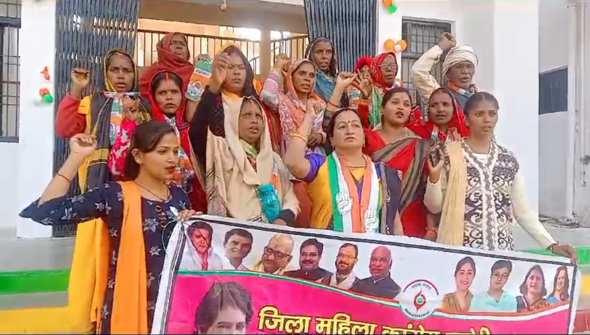 सोनभद्र कलेक्ट्रेट पर महिला कांग्रेस ने मुख्यमंत्री सामूहिक विवाह योजना में हुए भ्रष्टाचार को लेकर प्रदर्शन किया