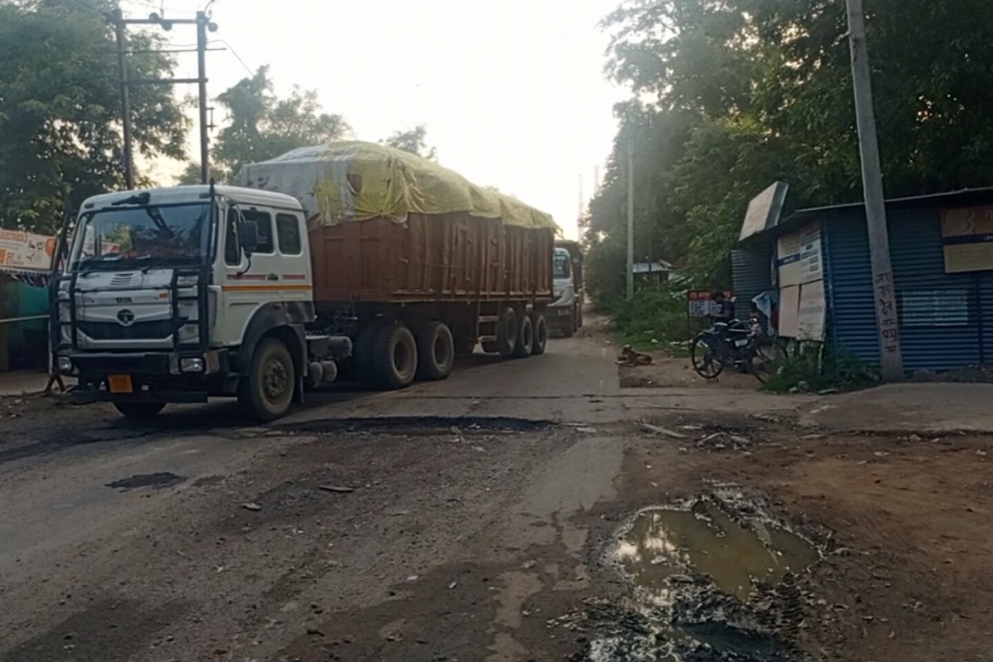 कोटा, शक्तिनगर, सोनभद्र,/ सड़क दुर्घटनाएं रुकने का नाम नहीं ले रही है नियमों की अवहेलना करना ही इसका मुख्य कारण है।
