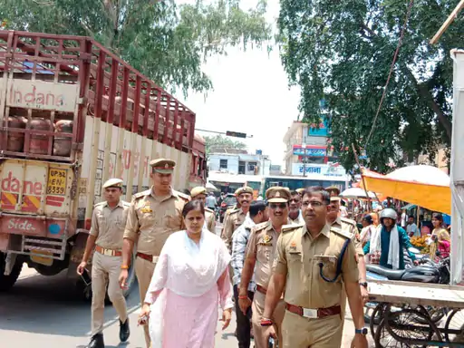 मोहनलालगंज में अतिक्रमण के खिलाफ कार्रवाई:कस्बा अतिक्रमण मुक्त, चौराहे से 50 मीटर तक गाड़ी पार्किंग पर रोक